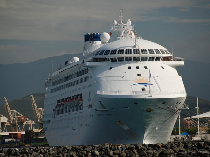 02.9- Le paquebot de croisiere Pacific Dawn en escale.JPG